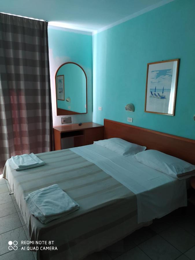 Hotel Blue Moon Rimini Exteriör bild