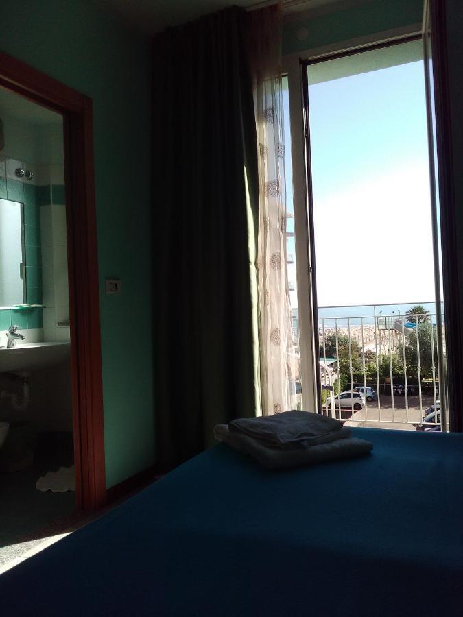 Hotel Blue Moon Rimini Exteriör bild