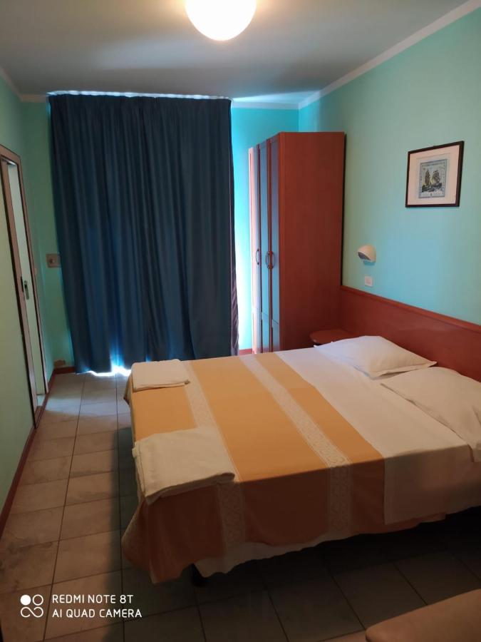 Hotel Blue Moon Rimini Exteriör bild