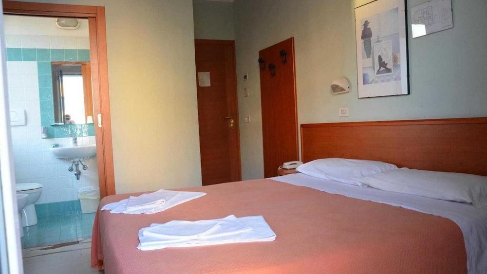 Hotel Blue Moon Rimini Exteriör bild