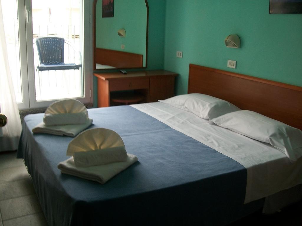 Hotel Blue Moon Rimini Exteriör bild