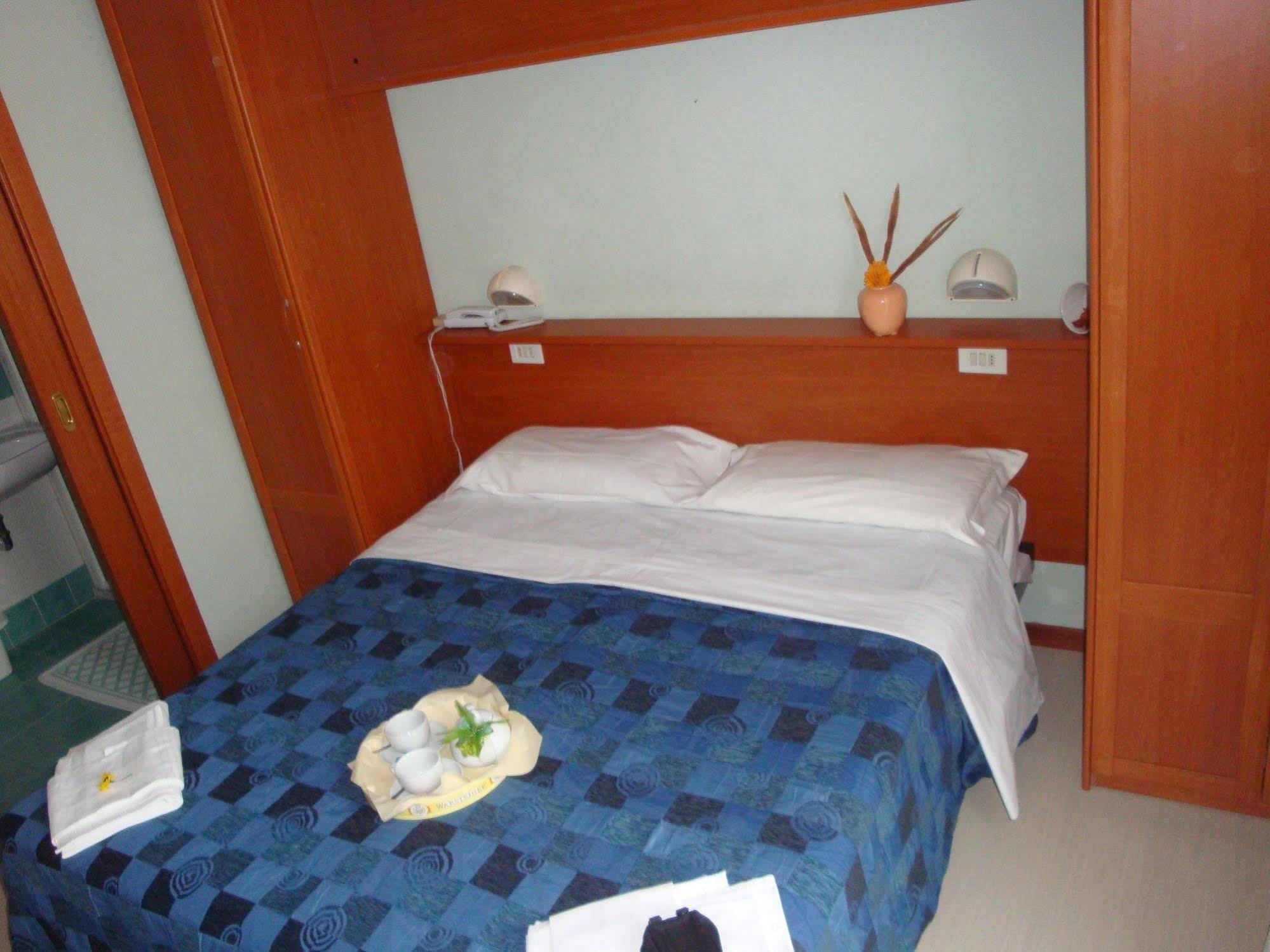 Hotel Blue Moon Rimini Exteriör bild